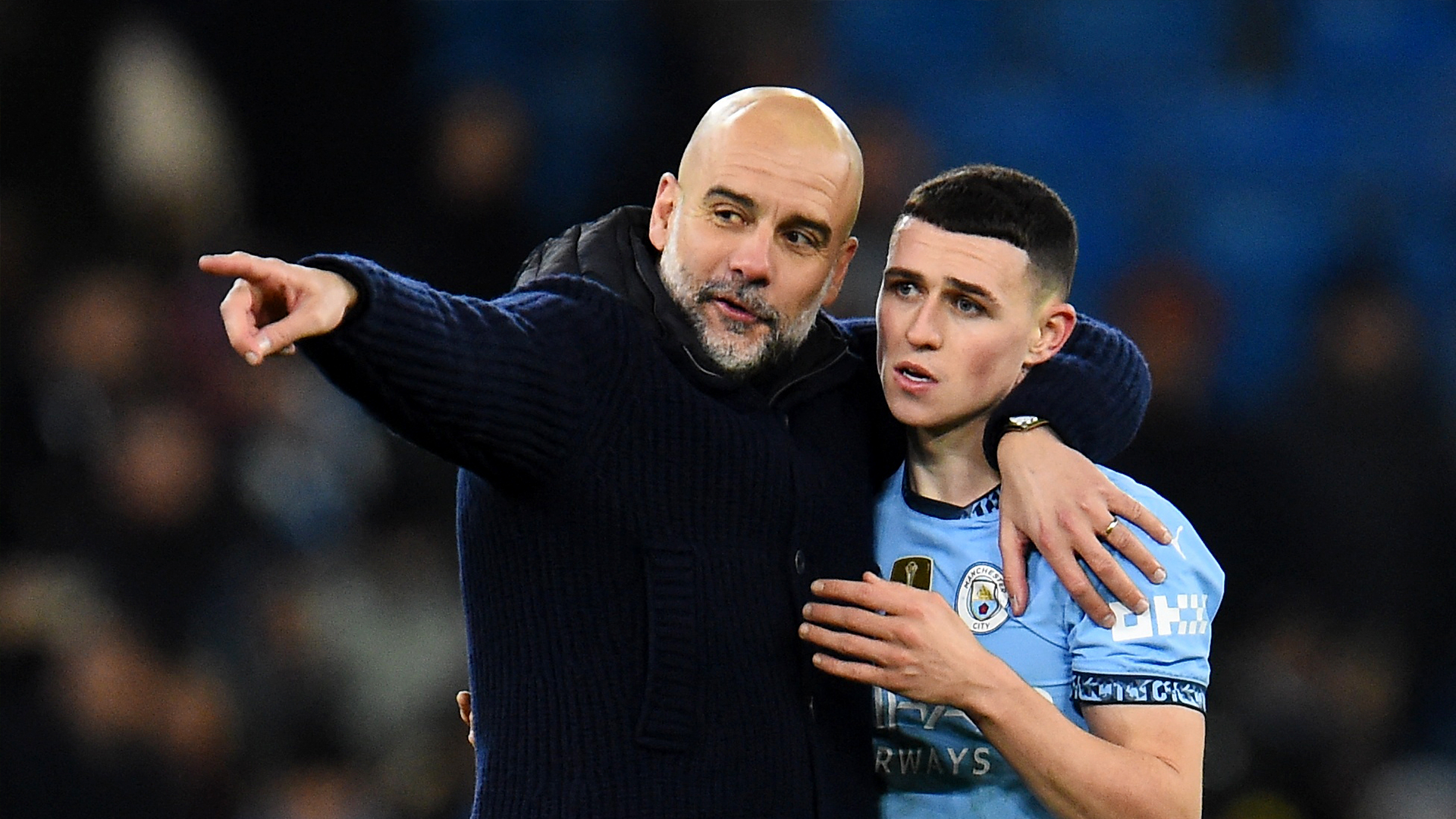 Pep Guardiola y Phil Foden durante un partido del Manchester City.